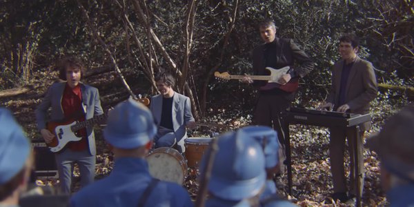 soldats et musicien se retrouvent bops