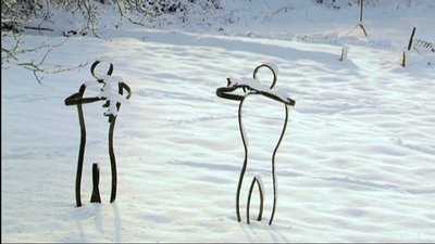 statues bonhommes fer sous la neige près du corps