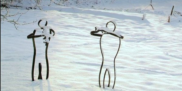 statues bonhommes fer sous la neige près du corps