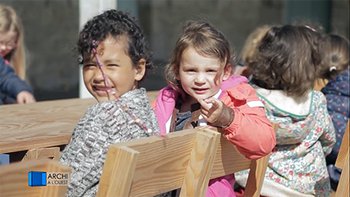 sur le banc archi a l'ouest