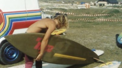 surfeur qui porte sa planche - Ronan Quéméré