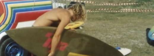 surfeur qui porte sa planche - Ronan Quéméré