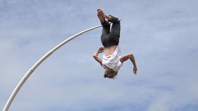 suspendu Chloe moglia