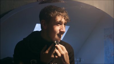 Titouan se rase devant miroir Mellionnec 2020