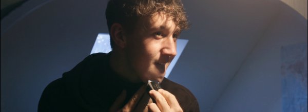 Titouan se rase devant miroir Mellionnec 2020