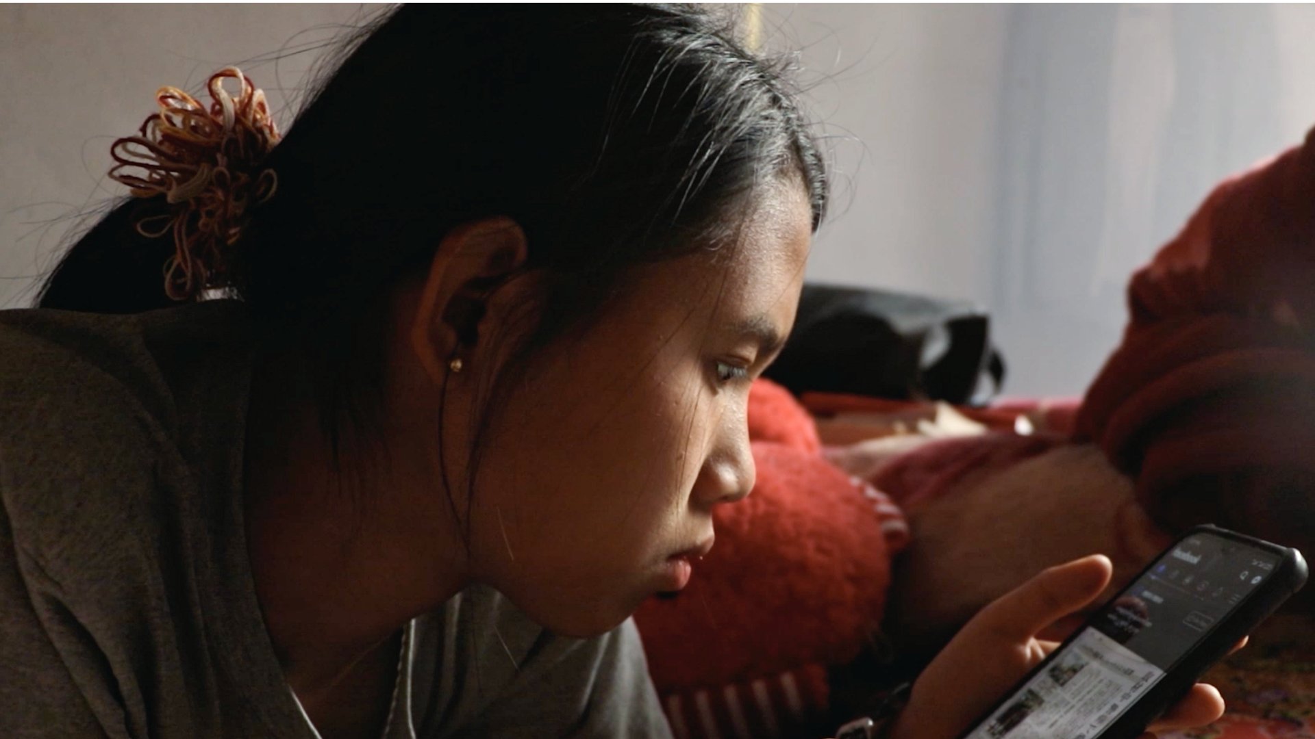 fille sur son téléphone