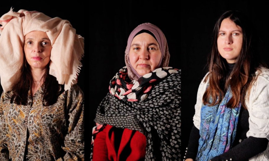 3 femmes fixent la caméra - Je m'en vêts