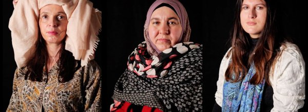 3 femmes fixent la caméra - Je m'en vêts