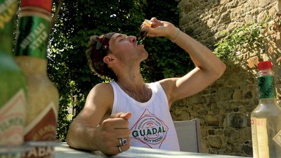 un homme boit du tabasco - yollotl