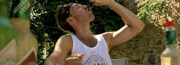 un homme boit du tabasco - yollotl