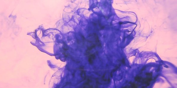 encre violette dans eau rose