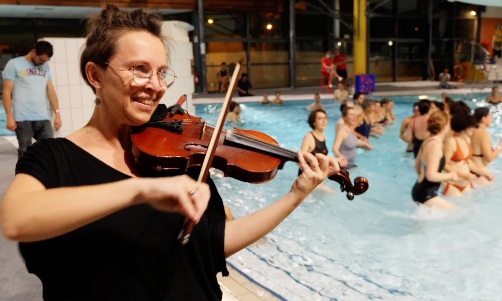 violoniste devant le bain de danseurs - Fest Noz Piscine