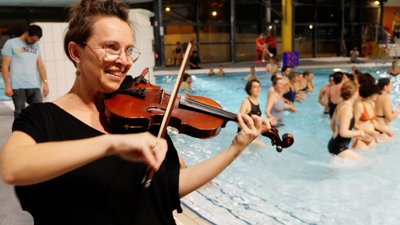 violoniste devant le bain de danseurs - Fest Noz Piscine