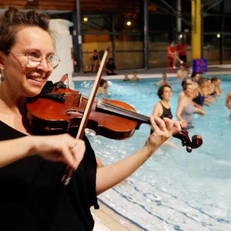 violoniste devant le bain de danseurs - Fest Noz Piscine