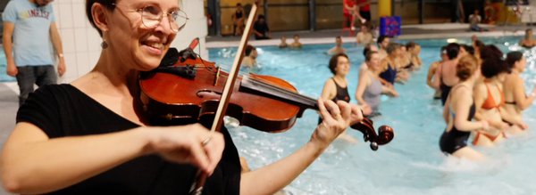violoniste devant le bain de danseurs - Fest Noz Piscine