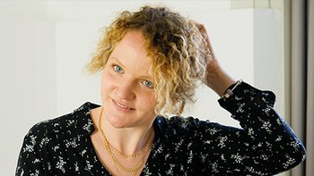 virginie main dans les cheveux