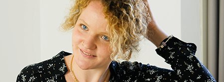 virginie main dans les cheveux