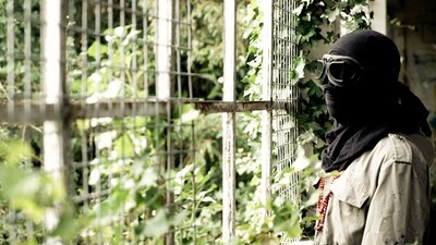 WAR devant la fenêtre avec verdure Anatomie d'un corps urbain