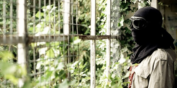 WAR devant la fenêtre avec verdure Anatomie d'un corps urbain