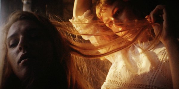 Fille au regard perçant - Hush ! Noise