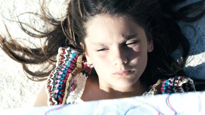 Yeux mi-clos fille sur le sable-Kaolin cover