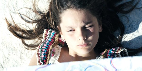 Yeux mi-clos fille sur le sable-Kaolin cover