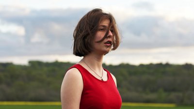 Zia en rouge dans le champs - Mellionnec 2021