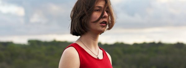 Zia en rouge dans le champs - Mellionnec 2021