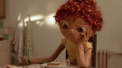 zoé pensive au diner - à la mer poussière