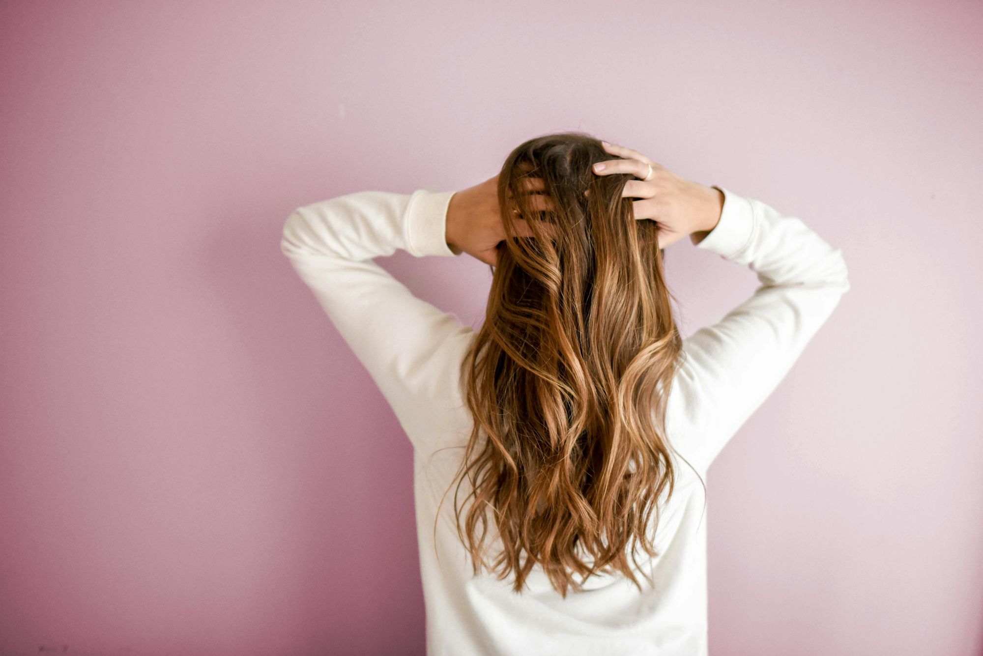 Chute de cheveux en automne : comment la prévenir avec des shampoings, compléments et ampoules ?