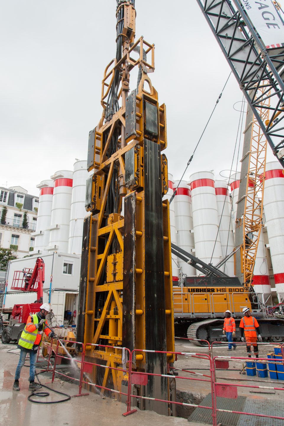 Engin de chantier appelé "cutter", qui va permettre de creuser les panneaux de sparois du puits de chantier.