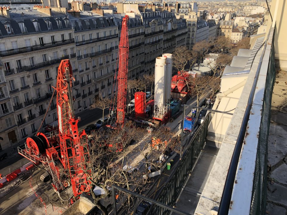 Vue d'ensemble du chantier du puits Carnot depuis une terrasse d'immeuble