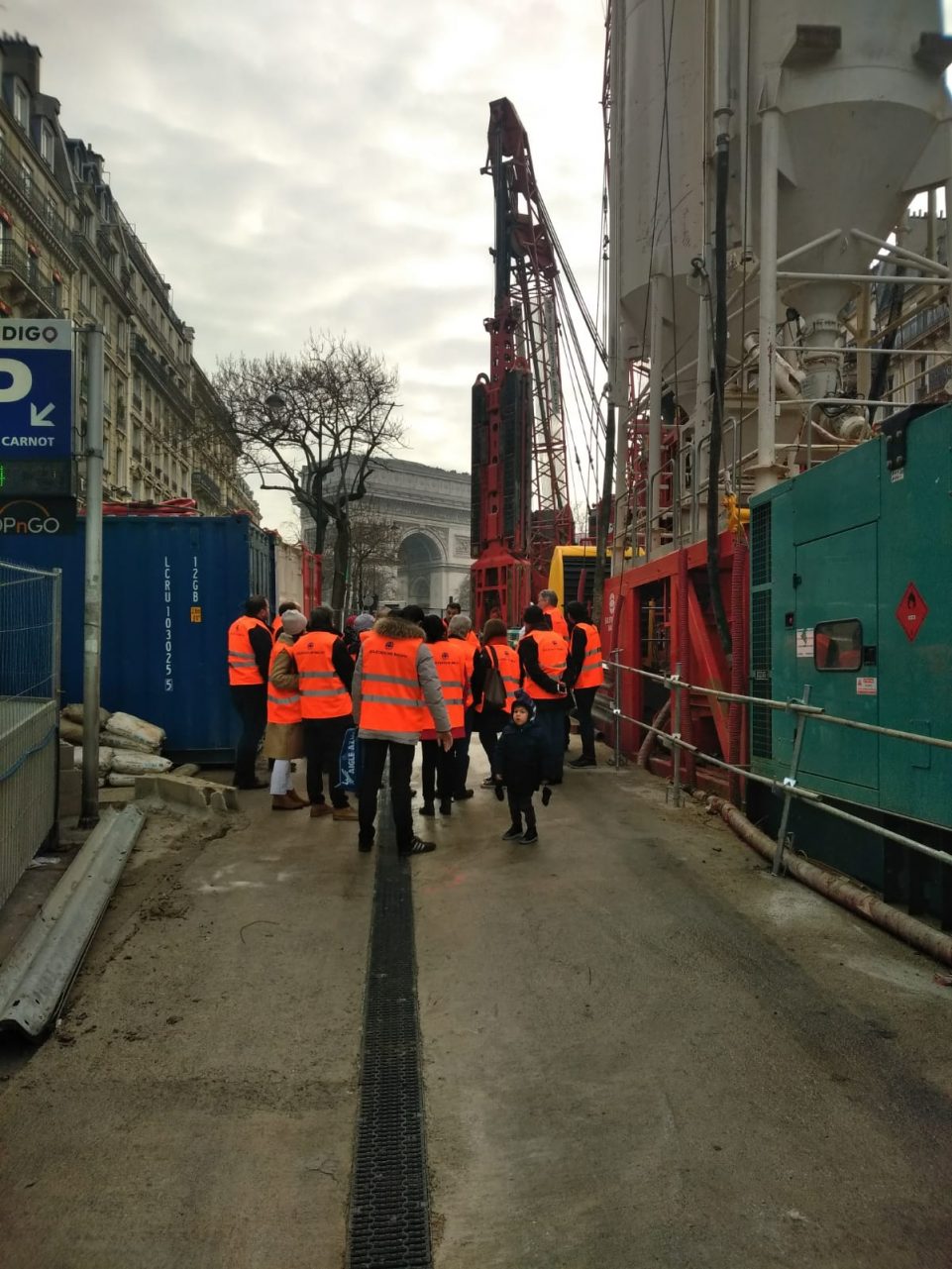 Riverains de dos qui visitent le puits Carnot