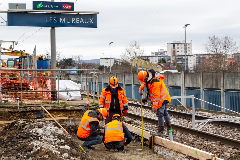 Compagnons travaillant sur les quais de la gare