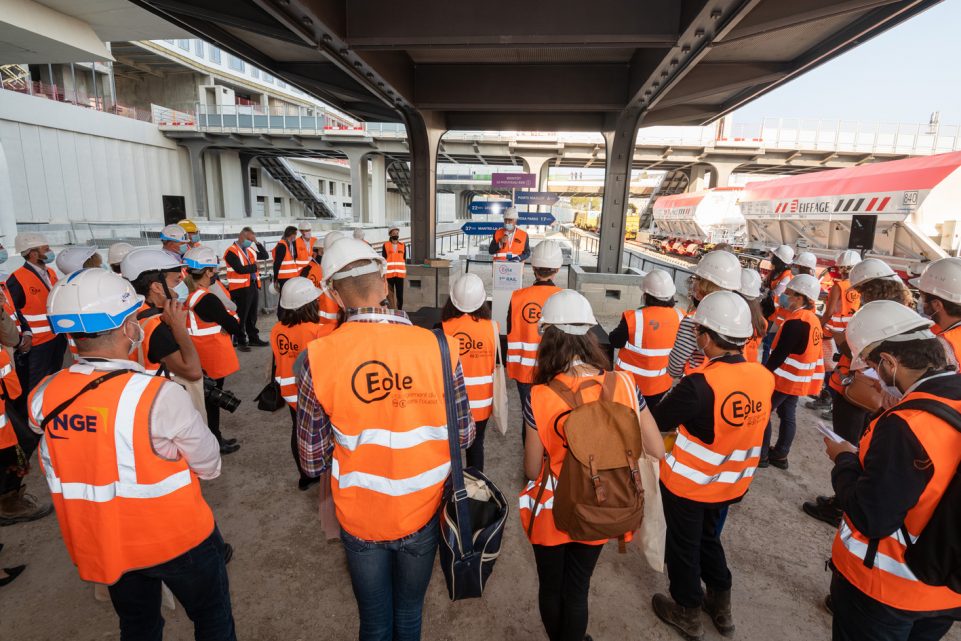 Prises de parole sous les abris de quai