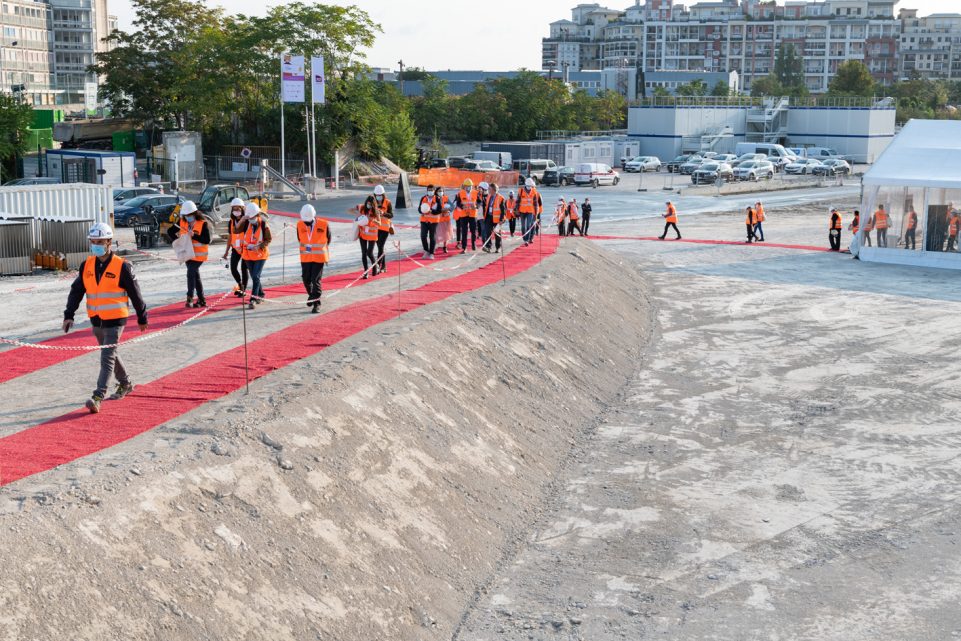 Les invités montent sur la passerelle
