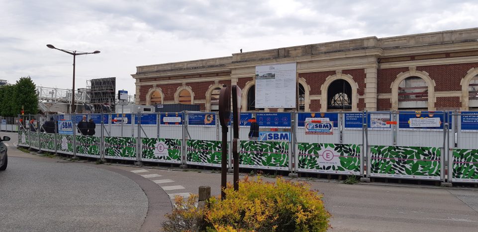 parvis nord de la gare de Mantes-la-Jolie