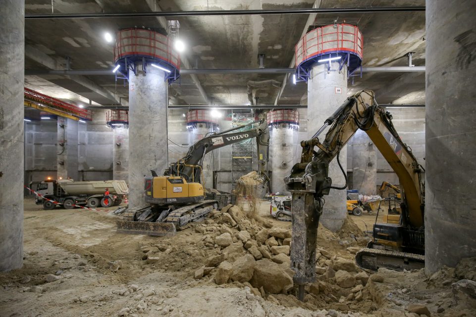 Engins en plein creusement de la gare