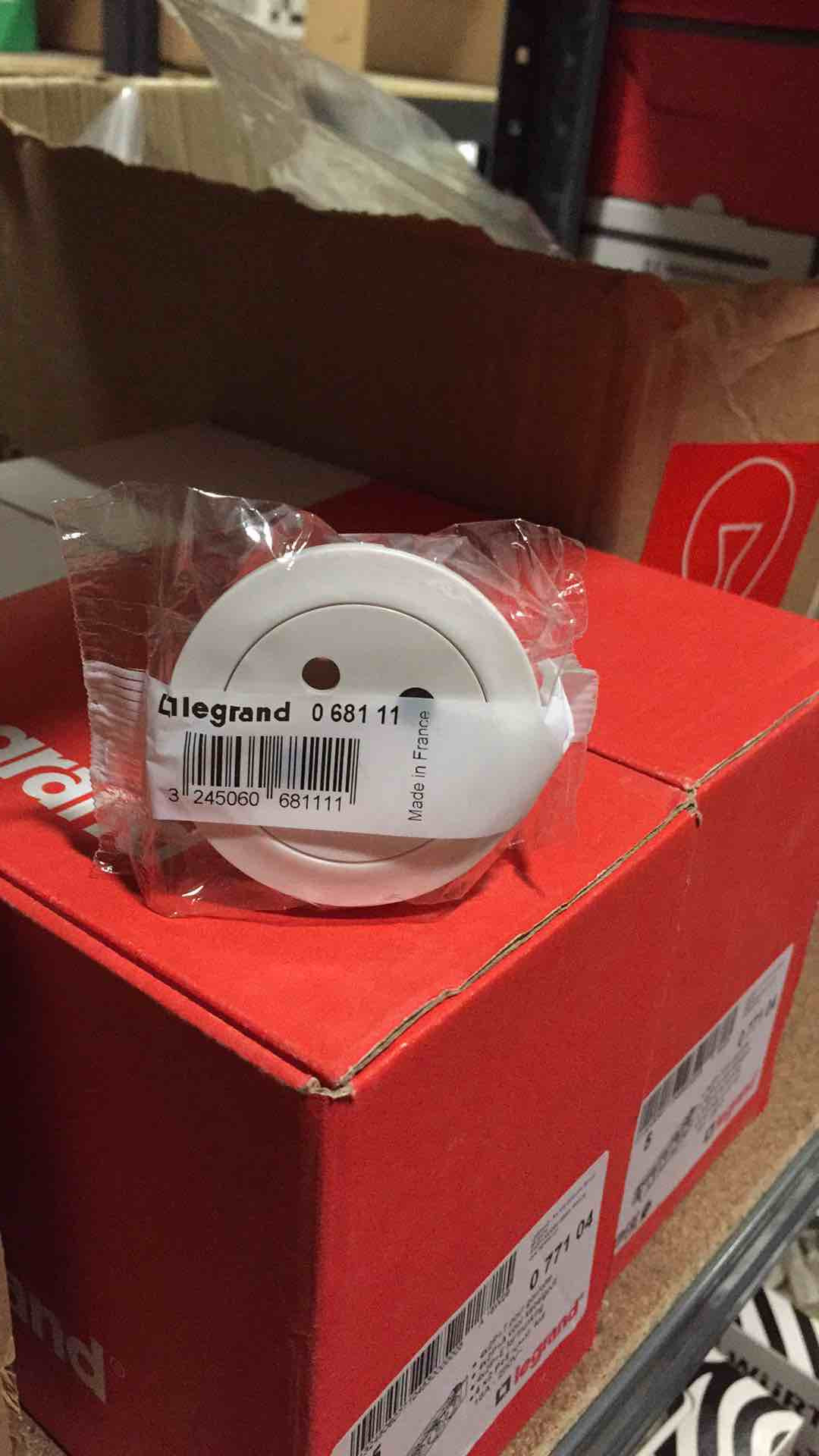 Céliane, un enjoliveur à monter sur mécanisme et à compléter d’un support et d’une plaque de finitio