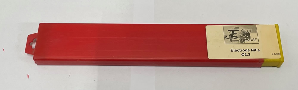 éTui de 0,5 kg de fil électrode n2 avec diamètre de 3,2 mm et longueur de 350 mm en acier rutilant.