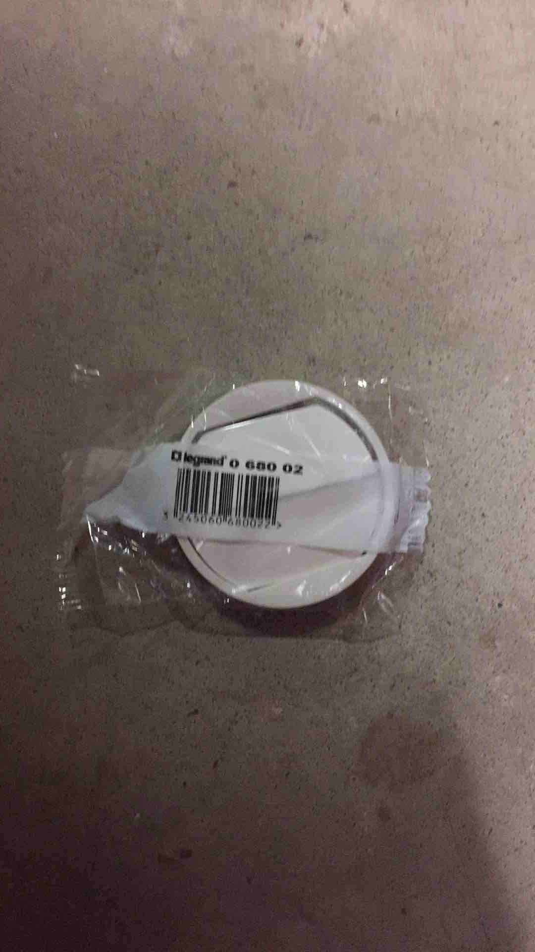 Céliane, un enjoliveur à monter sur mécanisme et à compléter d’un support et d’une plaque de finitio