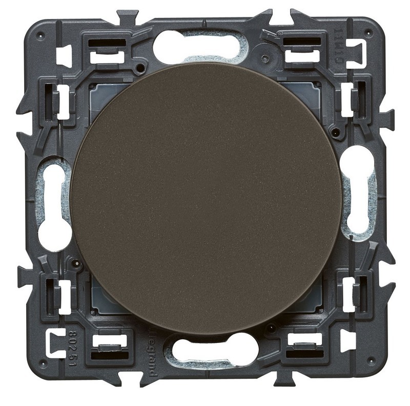 Céliane, un obturateur prêt à installer, à combiner avec des plaques pour jouer sur les couleurs et