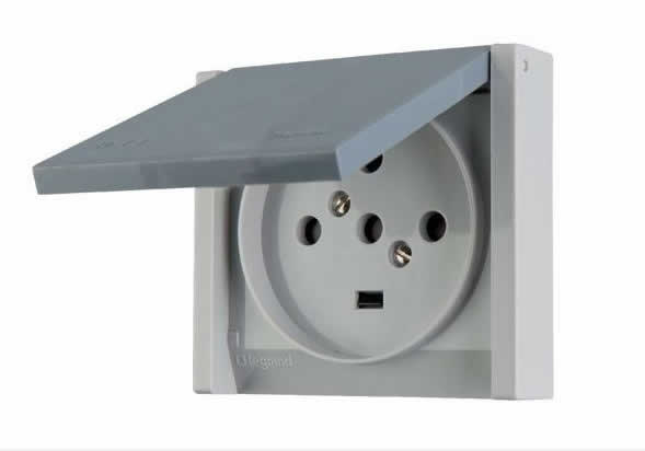 Prise trois pôles plus neutre et terre 20 ampères, couleur gris.