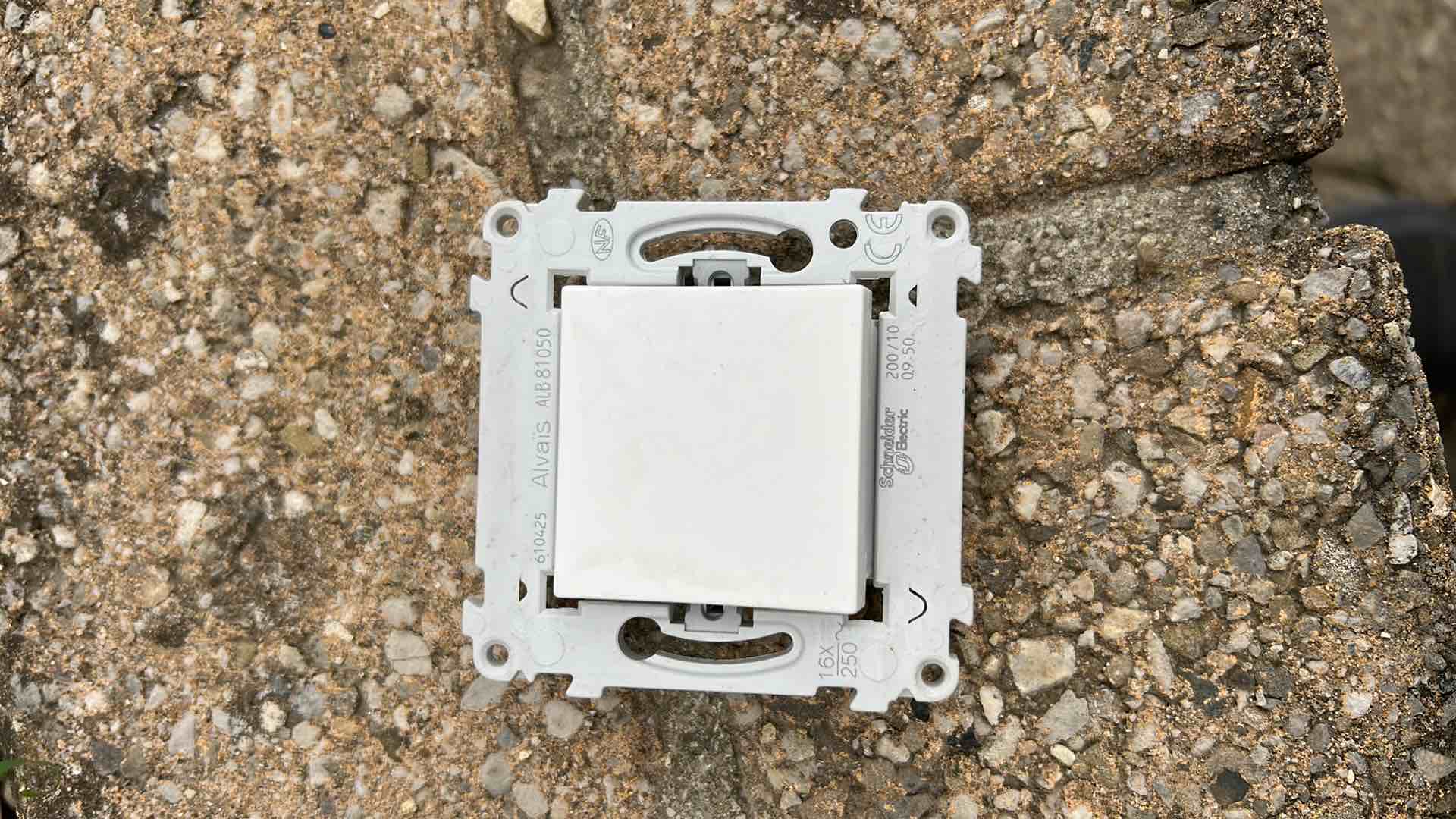 Interrupteur simple d'allumage alvais blanc, références alombard alb81050 et alb81000