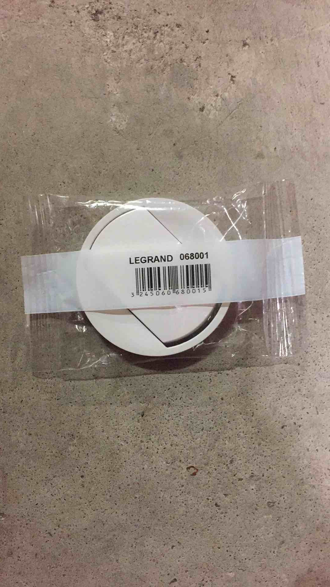 Céliane, un enjoliveur à monter sur mécanisme et à compléter d’un support et d’une plaque de finitio