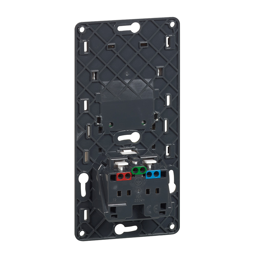 Céliane, une prise de courant avec chargeur à combiner avec des plaques pour jouer sur les couleurs 