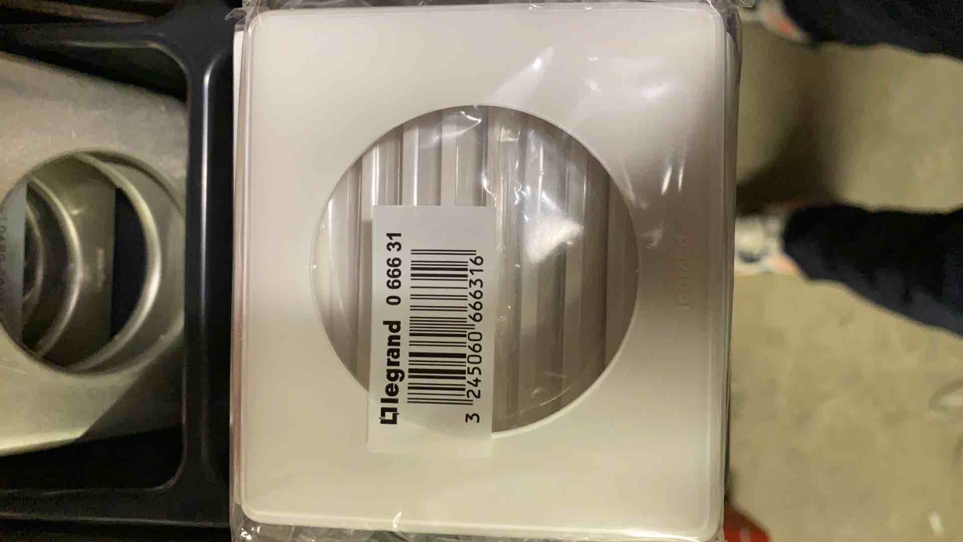 Céliane, une plaque collection laqué aux teintes naturelles et au design épuré pour un intérieur tou