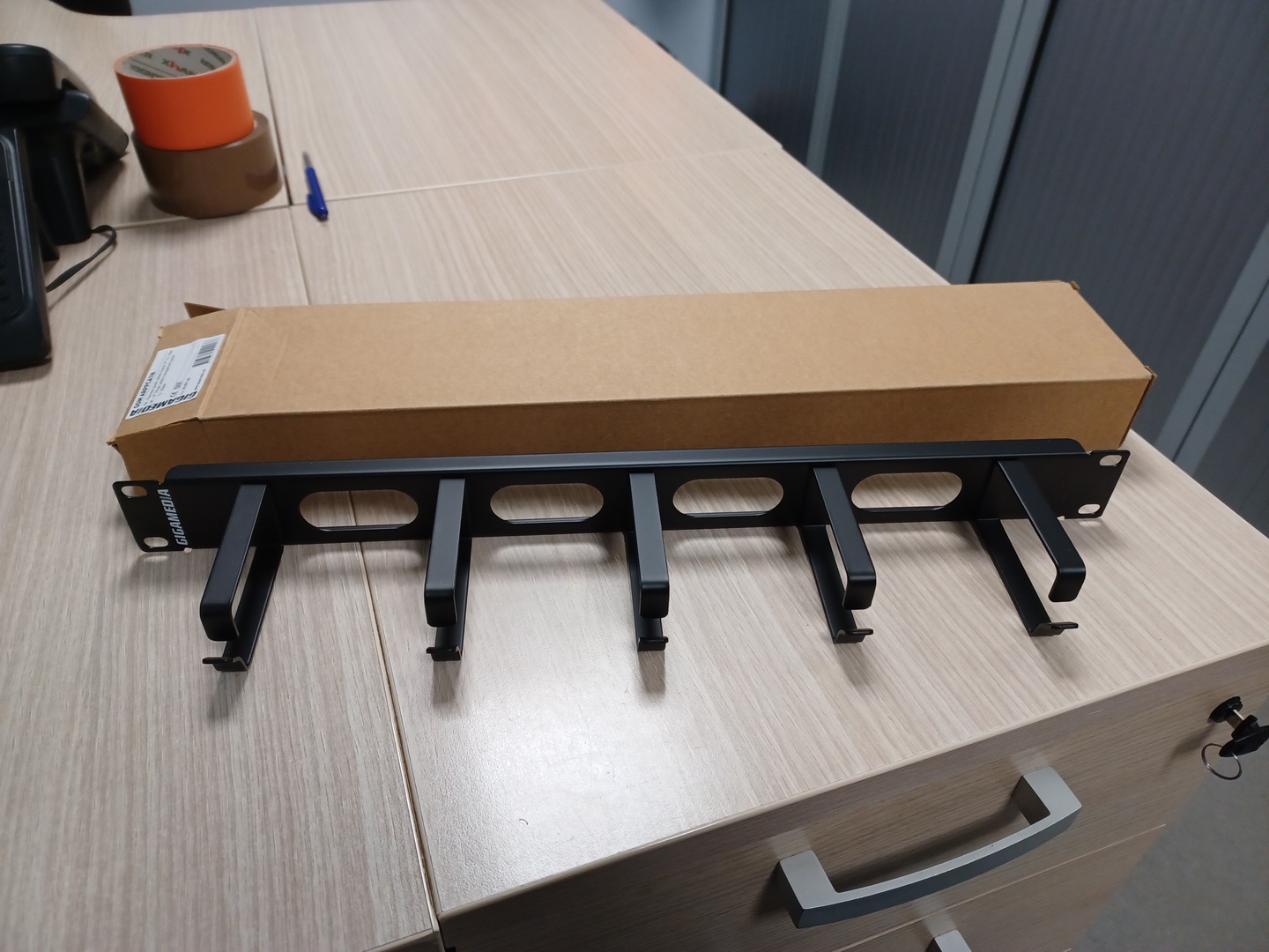 Panneau guide-câbles à lyres 19' 1u - noir