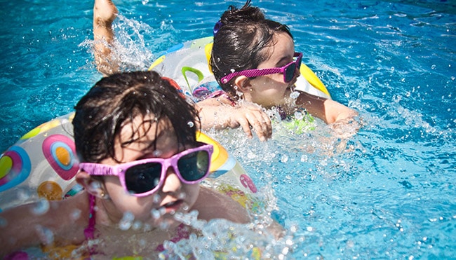 bambini nuotano in piscina bambini nuotano in piscina