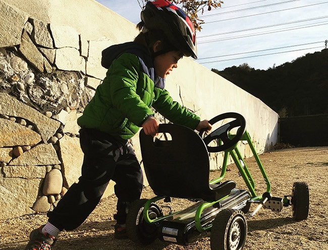 bambino con go kart a pedali bambino con go kart a pedali